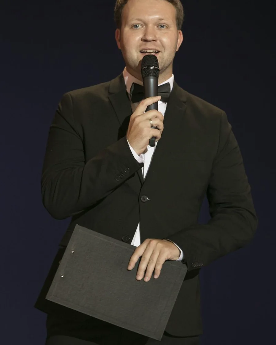 Corporate quiz host and moderator at a business event