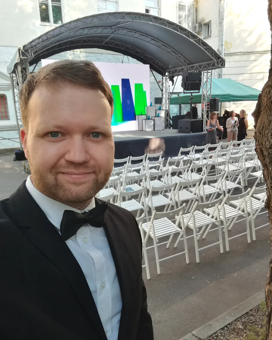 Quiz show host for companies hosting in English