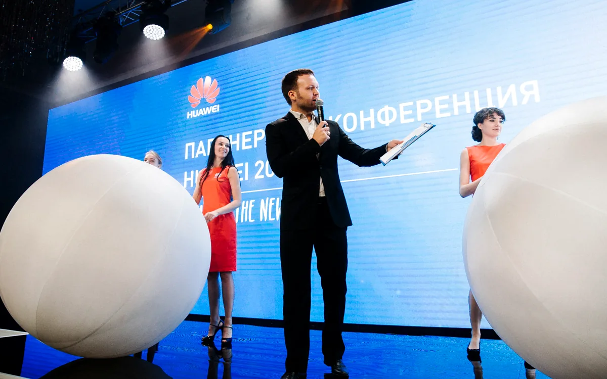 Олег Березовский ведёт корпоратив в Москве на сцене